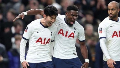  道格拉斯·路易斯远射建功维拉主场力克热刺取分  